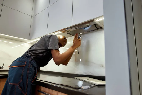 Técnico femenino Proffesional comprobando campana de ventilación de cocina — Foto de Stock