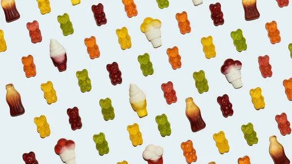 Wzór różnych smaczne cukierki gumowe leżące ukośnie izolowane na białym tle — Zdjęcie stockowe