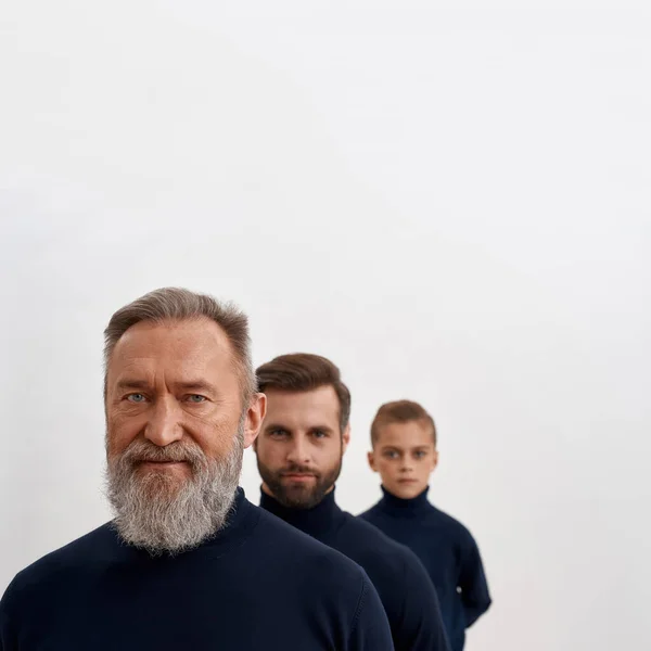 Портрет трех поколений мужчин — стоковое фото