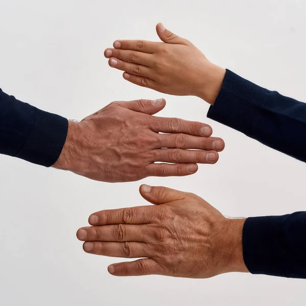 Close up de três gerações de homens mostrar palmas — Fotografia de Stock