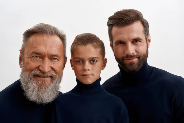 Porträtt av lyckliga tre generationer av män tillsammans — Stockfoto