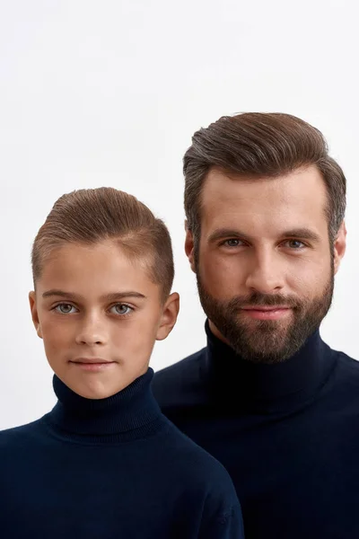 Portrét kavkazského otce a malého syna pózují společně — Stock fotografie