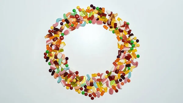 Flatlay de bonbons colorés, bonbons gelée à base de jus de fruits, de gélatine et de sucre couché en forme de cercle isolé sur fond blanc — Photo