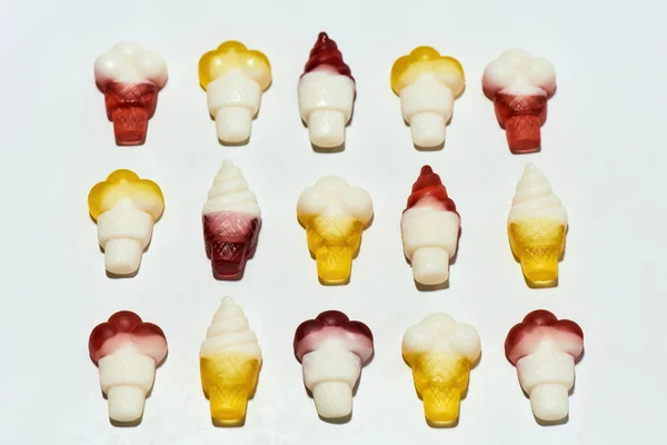 Gummie snoep zure suiker snoep in ijsvorm geïsoleerd over witte achtergrond — Stockfoto