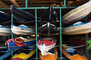 Garajdaki raflarda renkli kano koleksiyonu