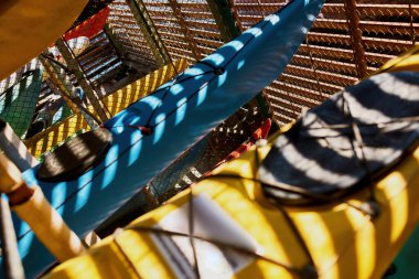 Depodaki raflardaki kanoların kısmi görüntüsü