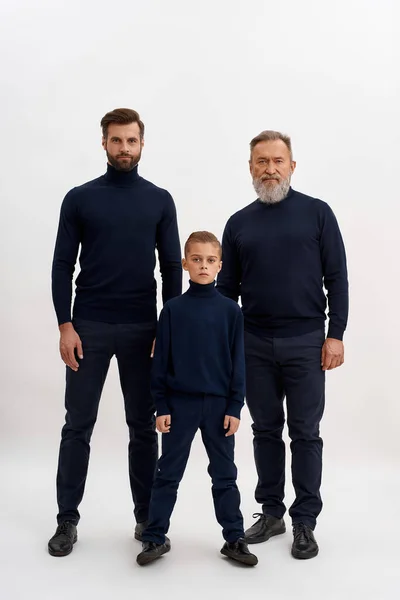 Ritratto di tre generazioni di uomini che posano insieme — Foto Stock