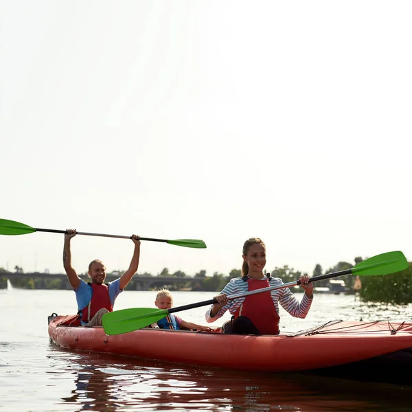 Junge Familie schwimmt bei sonnigem Tag im Kajak — Stockfoto