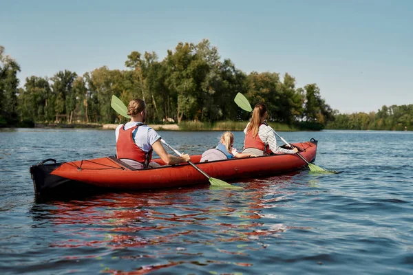 Giovane famiglia europea galleggiante sul kayak nel lago — Foto Stock