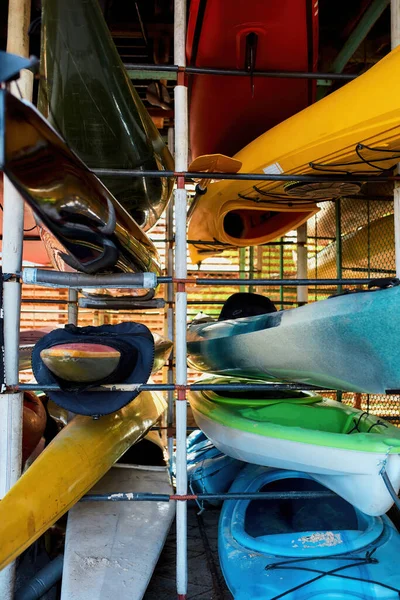 Colección de kayaks de agua en estanterías en almacenamiento — Foto de Stock