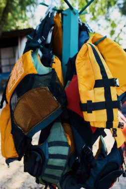 Sahilde asılı renkli can yelekleri