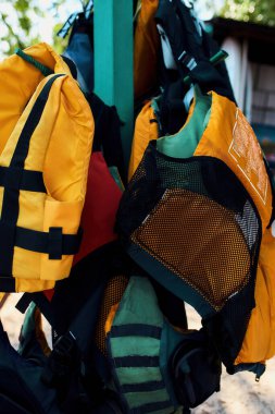 Kıyılarda asılı renkli can yelekleri