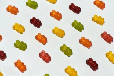 Beyaz arka planda çapraz izole edilmiş renkli jelibon ayıcıkları jöle şekeri yakın plan