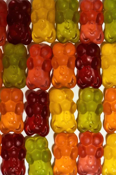 Vue du dessus de bonbons gelée oursons gommeux colorés isolés sur fond blanc — Photo