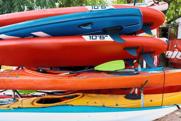Conjunto de coloridos kayaks al aire libre en la costa arenosa — Foto de Stock