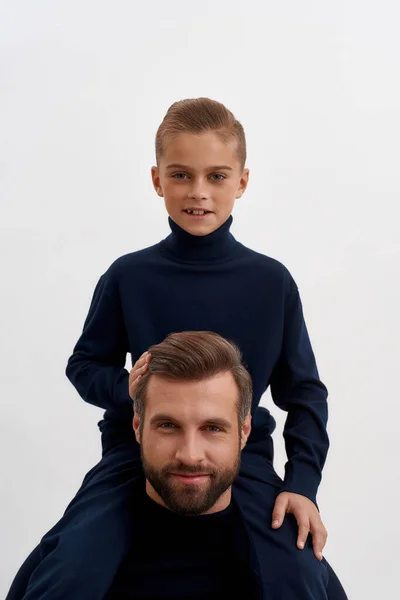 O retrato do pequeno filho senta-se no pai atrás — Fotografia de Stock