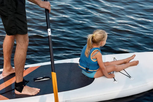 Far ridning liten flicka på kajak med paddel — Stockfoto