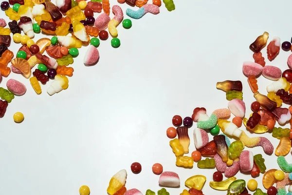 Bonbons gelée colorés à base de jus de fruits, gélatine et sucre dans les coins isolés sur fond blanc — Photo
