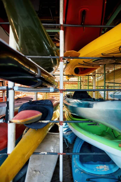 Conjunto de diferentes kayaks de agua en estantes — Foto de Stock