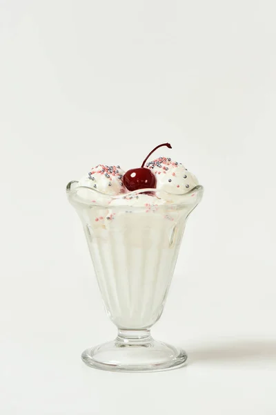 Vanília fagylalt csésze édes szemek és bing cseresznye tetején elszigetelt fehér alapon — Stock Fotó