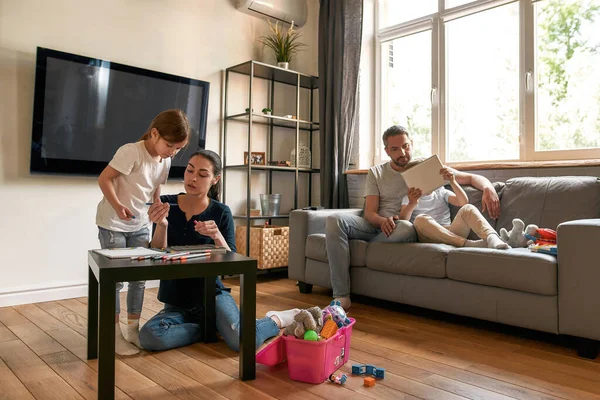 Jonge familie met kleine kinderen ontspannen thuis in het weekend — Stockfoto
