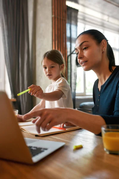 Menina pequena criança estudo no computador com a mãe — Fotografia de Stock