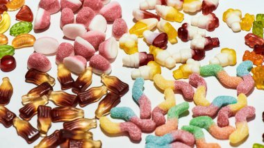 Meyve suyu, jelatin ve şekerden yapılan pek çok lezzetli jelibonun yakın plan çekimi.