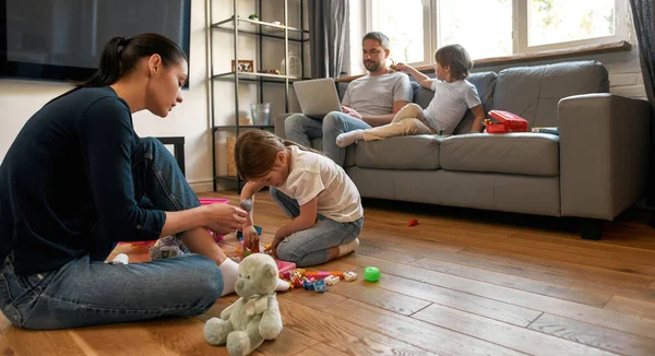 Família caucasiana com crianças fim de semana lockdown em casa — Fotografia de Stock