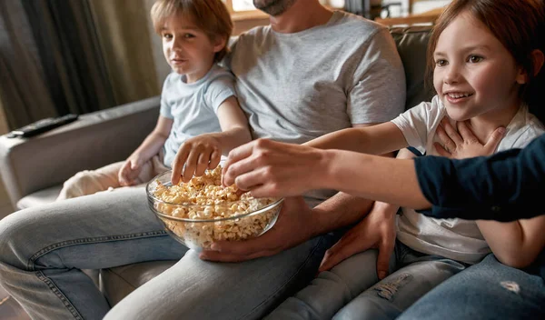 Gelukkige kinderen ontspannen met ouders tv kijken — Stockfoto