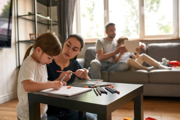 Jonge familie ontspannen met hobby-activiteit thuis — Stockfoto