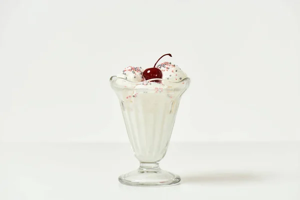 Vanília fagylalt csésze édes szemek és bing cseresznye tetején elszigetelt fehér alapon — Stock Fotó