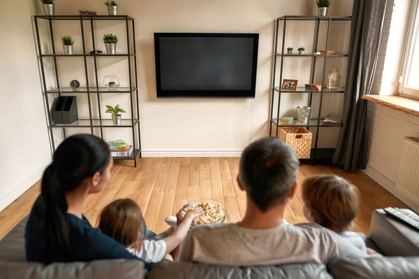 Blanke familie met kinderen thuis tv kijken — Stockfoto