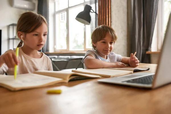 Έξυπνα παιδιά κοιτάζουν τη μελέτη οθόνης υπολογιστών στο διαδίκτυο — Φωτογραφία Αρχείου