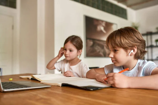 Crianças adolescentes estudam on-line no computador em casa — Fotografia de Stock