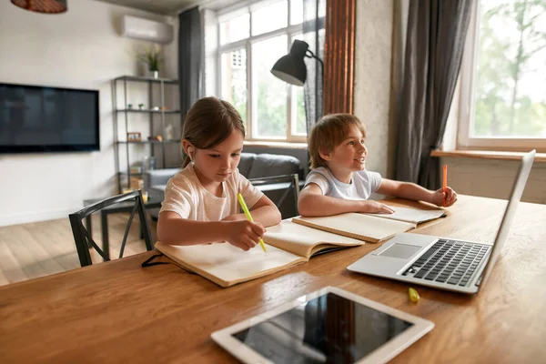 Crianças adolescentes inteligentes estudam on-line em casa em confinamento — Fotografia de Stock
