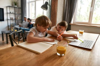 Mutlu ergen çocuklar birlikte çalışmayı öğrenirler.