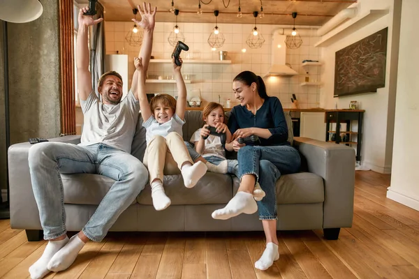 Glimlachen familie met kinderen spelen video game samen — Stockfoto