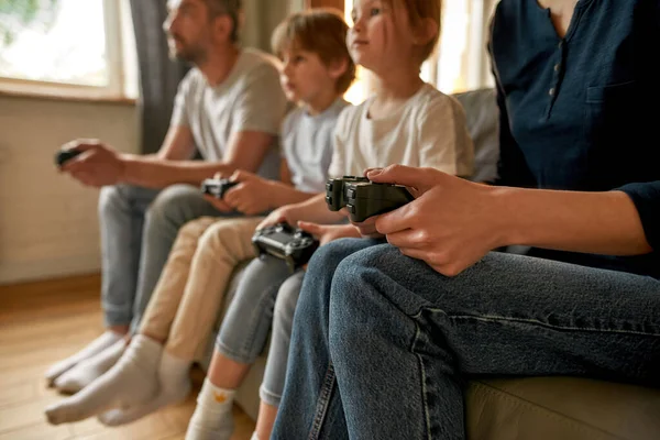 Primer plano de la familia con los niños jugar videojuego en línea —  Fotos de Stock