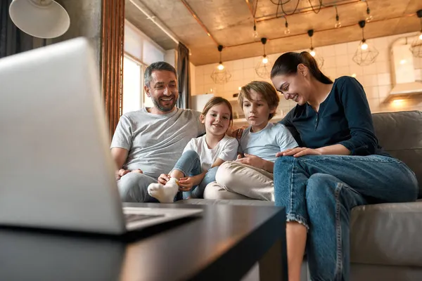 Mosolygó szülők gyerekekkel beszélni videohívás a számítógépen — Stock Fotó