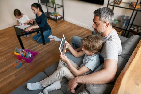 Gezin met kinderen in het weekend thuis — Stockfoto