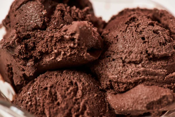 Primer plano de las cucharadas de sabroso helado de chocolate aislado sobre fondo claro —  Fotos de Stock