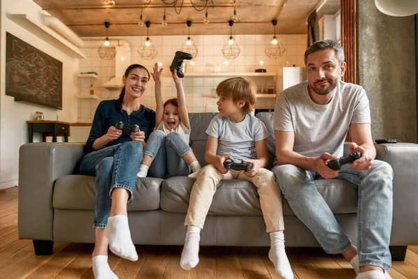 Gelukkig ouders met kinderen spelen video game thuis — Stockfoto