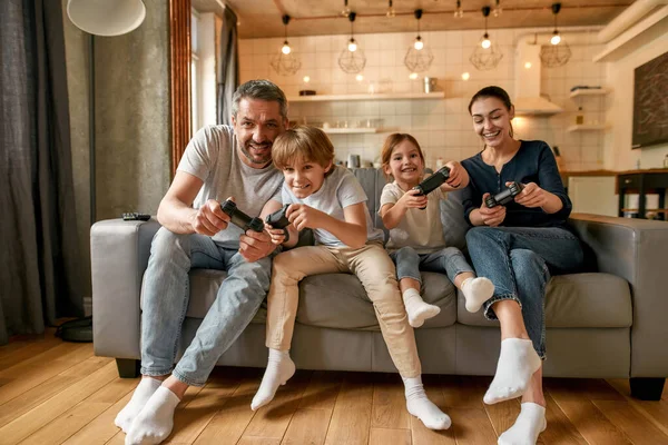 Overblij familie met kinderen spelen videospelletjes thuis — Stockfoto