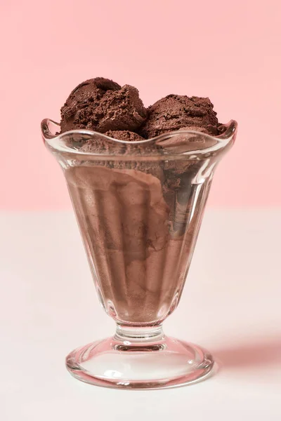 Primer plano de las cucharadas de sabroso helado de chocolate en un plato de helado de vidrio aislado sobre fondo claro —  Fotos de Stock