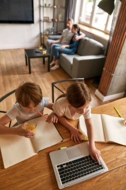Zeki çocuklar ödevlerini bilgisayarda yapmayı öğrenirler.