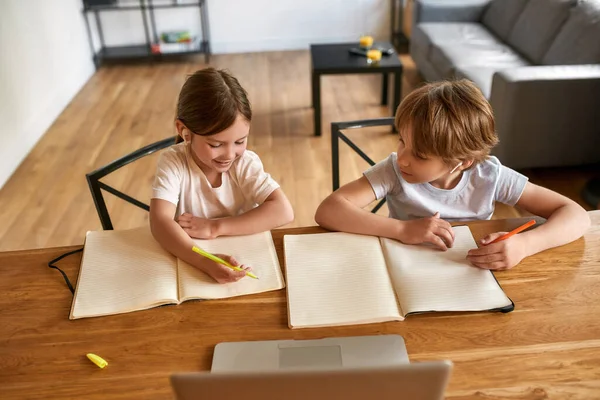 Crianças felizes estudam online no computador em casa — Fotografia de Stock
