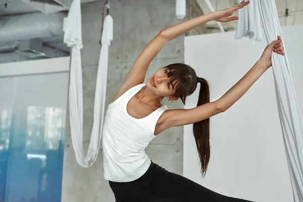 Aktiv ung kvinna i sportkläder flyger yoga — Stockfoto