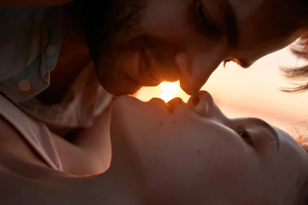 年轻男女在日落时接吻，在户外放松的时候合影 — 图库照片