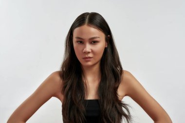 Arka planda Asyalı genç kadın modelinin portresi