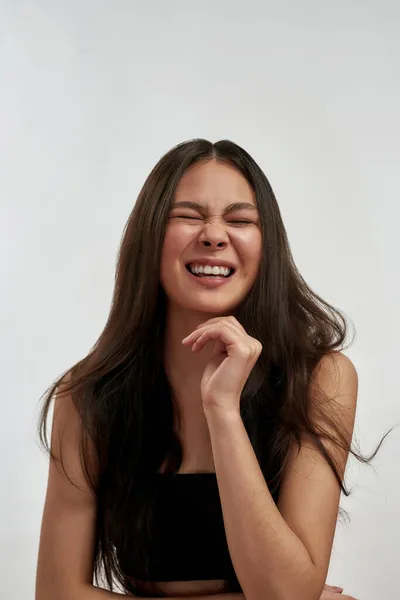 Colpo verticale di donna asiatica sorridente ridere — Foto Stock